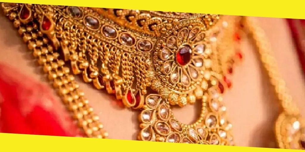 Indian Women Wearing Gold Jewellery