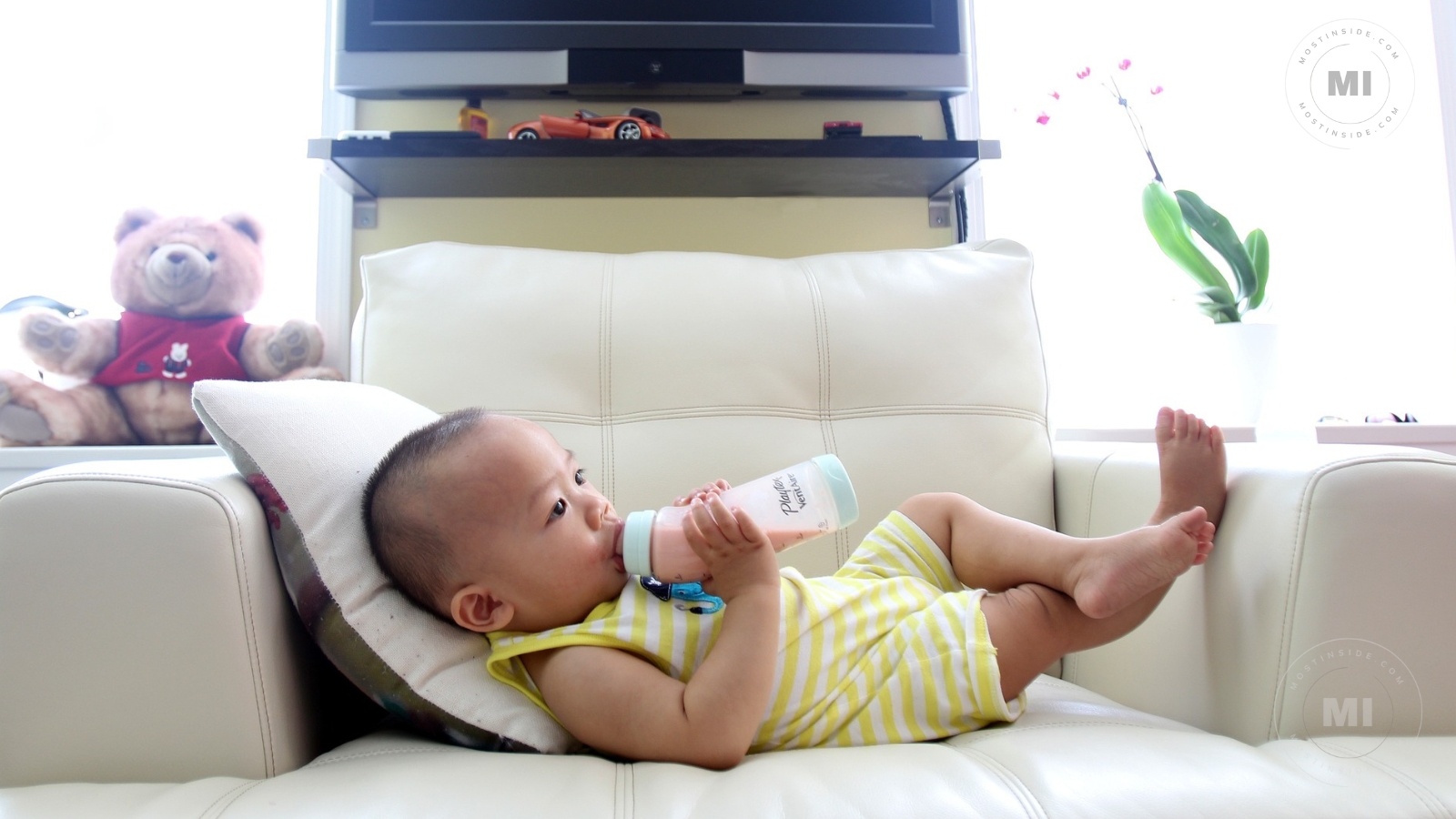 How to feed baby using a baby bottle